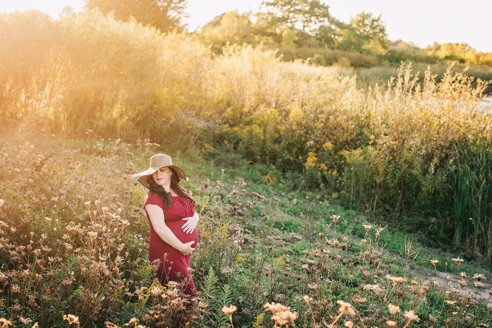 outdoor maternity image red dress