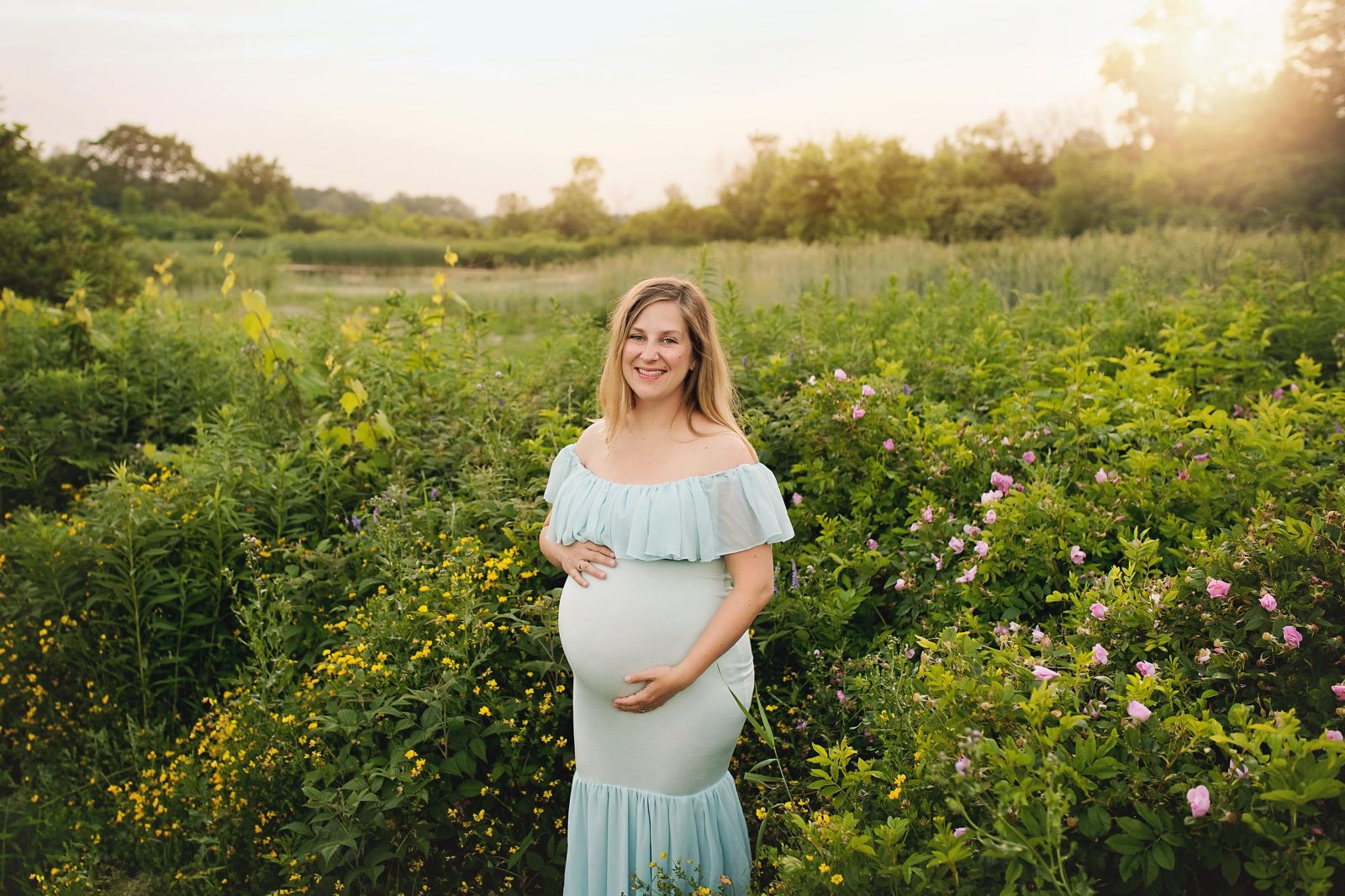 outdoor maternity image blue dress